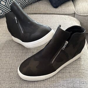 Ladies Camo Cushionaire with memory foam high-top sneaker, Size 10